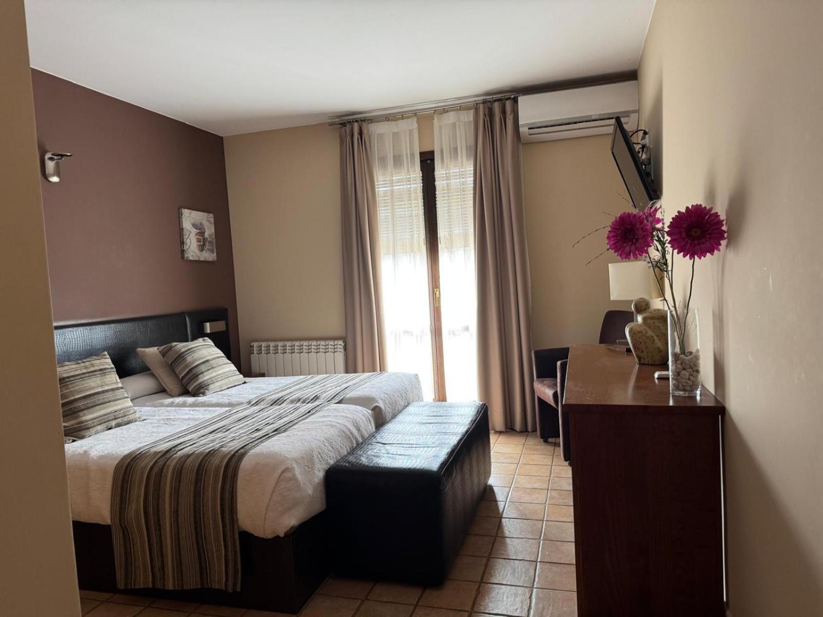 Hotel Guara Inluka Las Almunias الغرفة الصورة